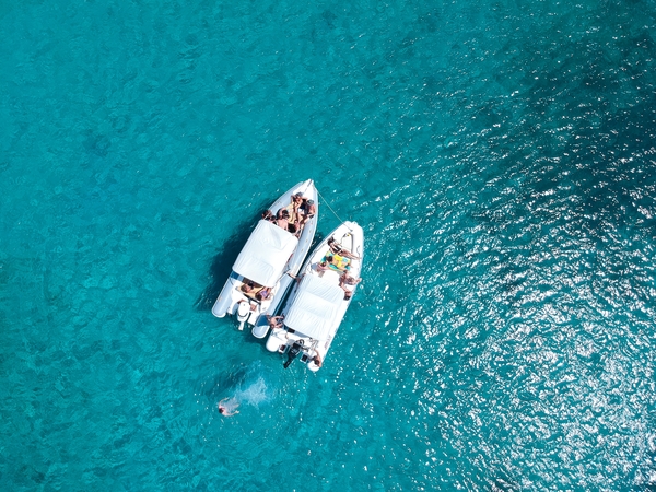 2 boats next to each other